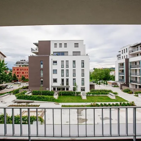 Bright 2-bed Free Parking & Wifi - Walk To Old Town Lubiana