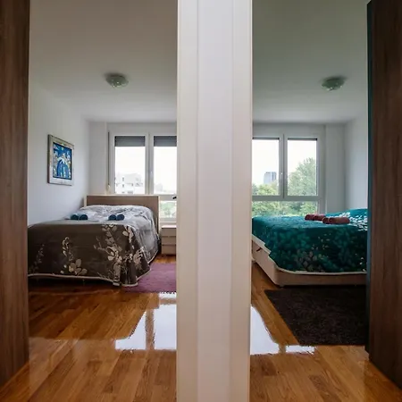 Bright 2-bed Free Wifi And Walk To Old Town
