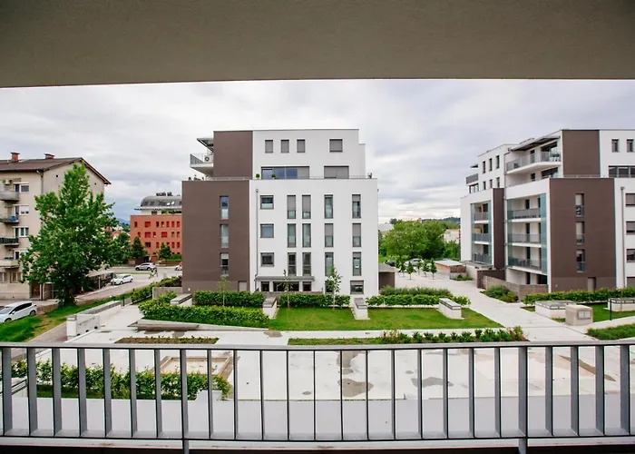 Bright 2-bed Free Parking & Wifi - Walk To Old Town Lubiana