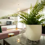 Bright 2-Bed Apartment Free Wifi And Walk To Old Town Apartman
