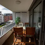 Bright 2-Bed Apartment Free Wifi And Walk To Old Town Apartman *