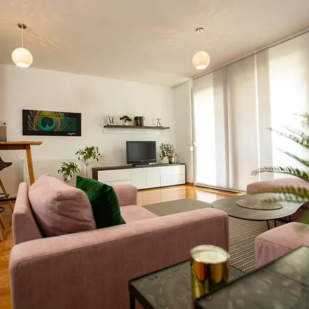 Bright 2-bed Free Parking & Wifi - Walk To Old Town