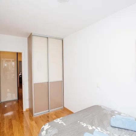 Apartman Bright 2-bed Free Parking & Wifi - Walk To Old Town *