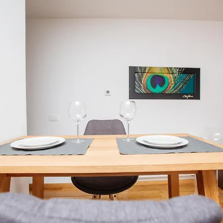 Bright 2-bed Free Parking & Wifi - Walk To Old Town *