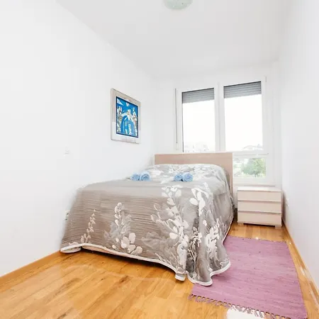 Appartement Bright 2-bed Free Parking & Wifi - Walk To Old Town Ljubljana