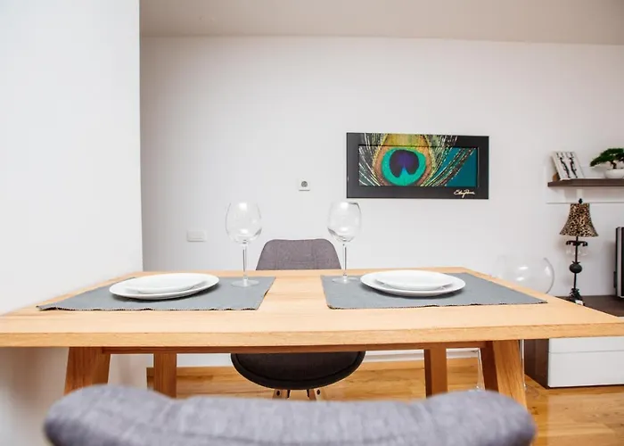 Bright 2-bed Free Parking & Wifi - Walk To Old Town *