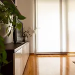 아파트 Bright 2-Bed Apartment Free Wifi And Walk To Old Town
