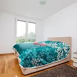 Bright 2-Bed Apartment Free Wifi And Walk To Old Town