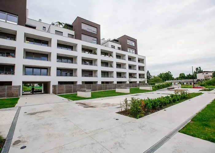 Bright 2-bed Free Parking & Wifi - Walk To Old Town 公寓 *